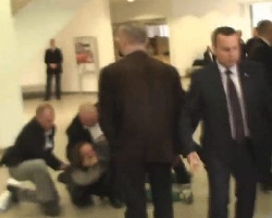 RZESZÓW: Brutalna akcja ochrony Komorowskiego powalili mężczyznę i zatkali mu usta ( FILM)