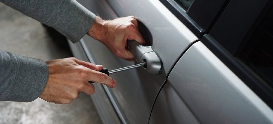 RZESZÓW24.PL: Groził kobiecie śrubokrętem, by ukraść jej samochód. Przedstawiono mu 7 zarzutów