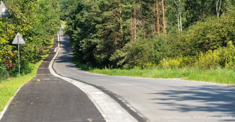 Nowa ścieżka rowerowa na Złotą Górę już otwarta. Inwestycja w Gminie Cmolas służy mieszkańcom i turystom