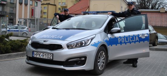 POLICJA W AKCJI: Pilotowali samochód z rodzącą kobietą